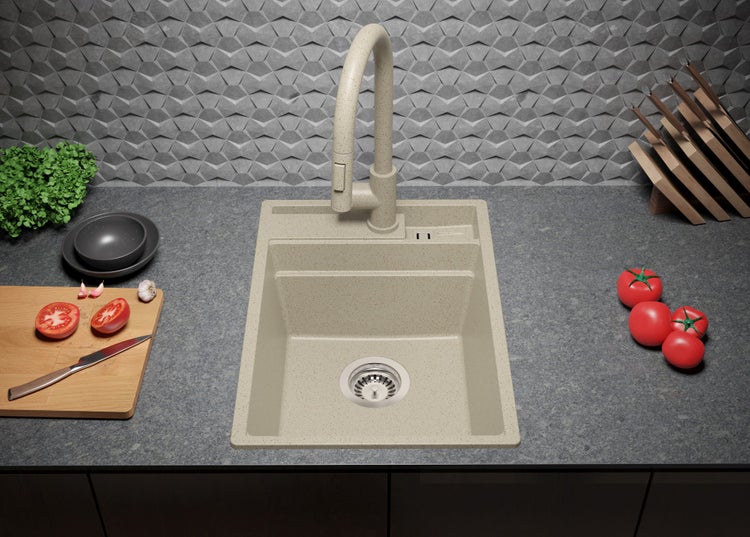 Küchenspüle mit Wasserhahn und Lebensmitteln auf der Arbeitsfläche.