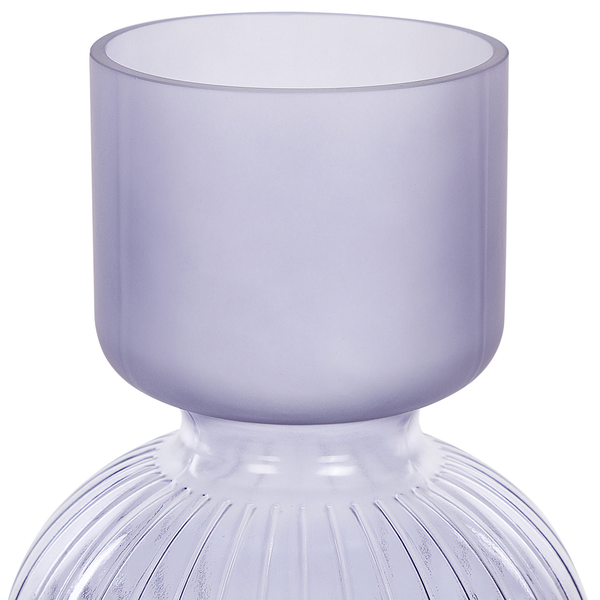 Drei dekorative Glasvasen mit Pflanzen auf einem Tisch