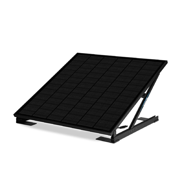 Schwarzes Solarpanel auf einer angewinkelten Halterung aus Metall für die Installation im Außenbereich.