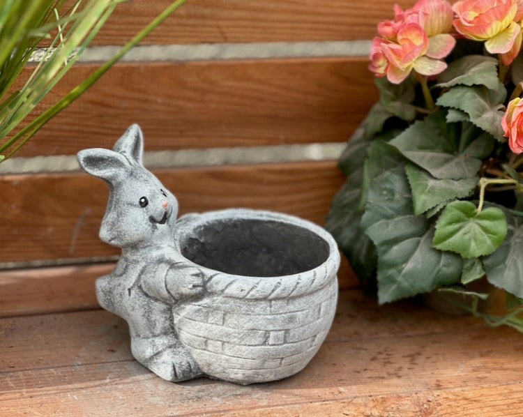 Dekofigur Hase mit Pflanztopf in Steinoptik auf Holz, dekorativer Übertopf für den Garten