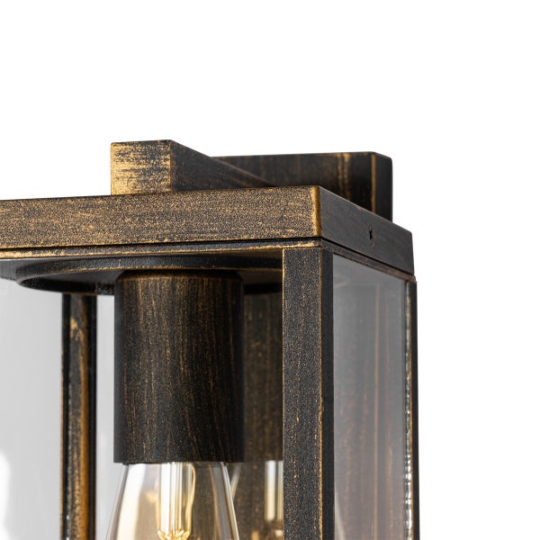 Detailaufnahme einer Wandleuchte im Laternenstil