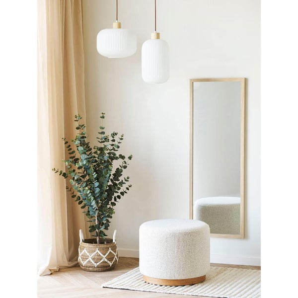 Helle Raumszene mit Stehspiegel, Hocker, Pflanze und Pendelleuchten