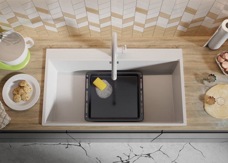 Küchenspüle mit Backblech, Schwamm und Spülmittel für die Reinigung