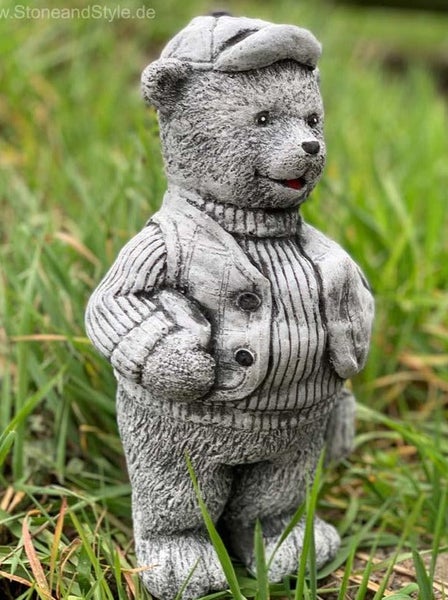 Steinfigur Bär mit Mütze und Weste als dekorative Gartenfigur für den Außenbereich