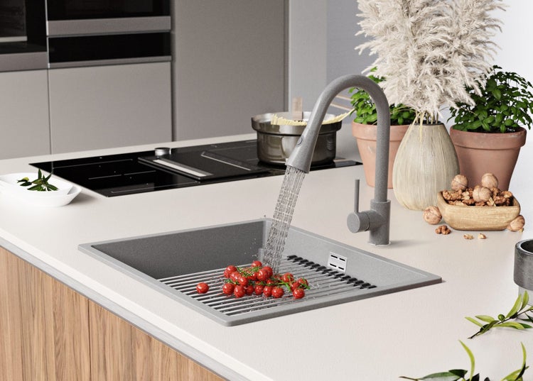 Küchenspüle mit Abtropfgitter und Wasserhahn in einer hellen Küche