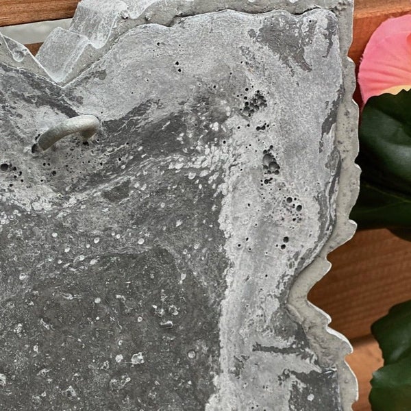 Wanddeko in Herzform aus Beton mit Aufhängeöse