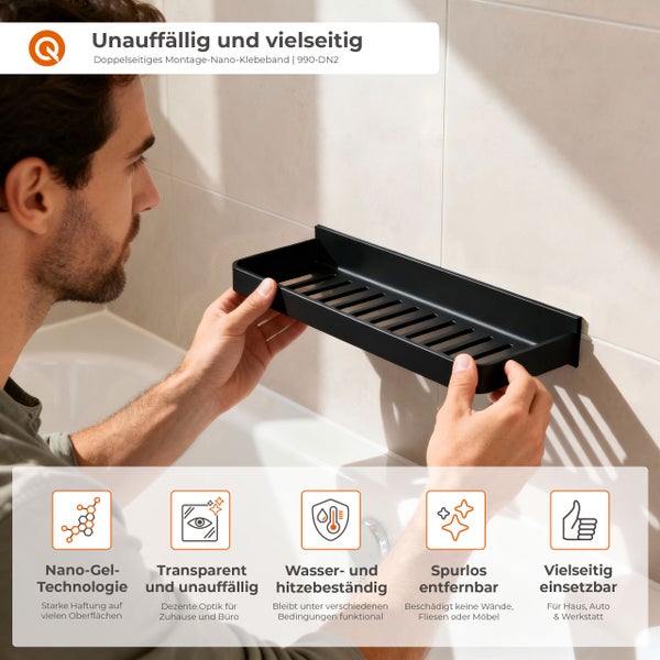 Person montiert ein schwarzes Wandregal im Badezimmer mit Nano-Gel Technologie für starke Haftung.