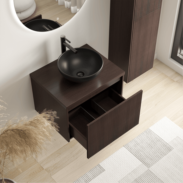 Moderner Badezimmer-Waschtisch mit geriffelter Front, offenem Auszug, Aufsatzwaschbecken und Armatur in einem hellen Bad.