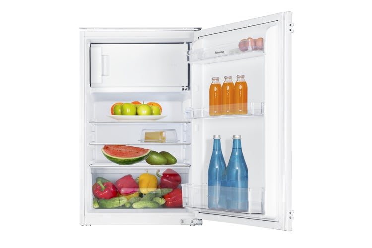 Geöffneter Kühlschrank gefüllt mit Lebensmitteln wie Obst, Gemüse, Getränken und Eiern