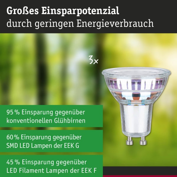 Wohnzimmer mit Couch, Couchtisch, Bücherregal, Treppe und Deckenleuchten