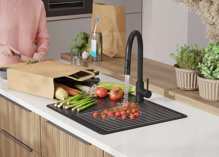 Küchenszene mit Gemüse, Spüle mit Abtropfgitter und Armatur