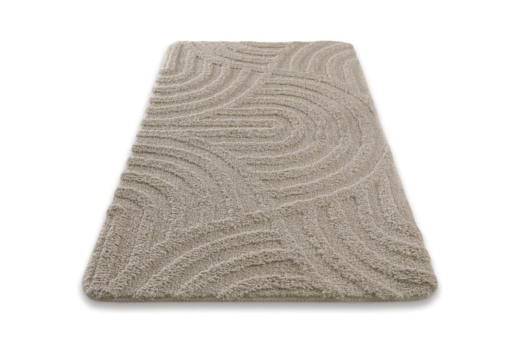 Rechteckige Badematte in Beige mit Relief-Wellenmuster und weicher Textur.