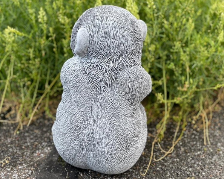 Gartenfigur in Form eines sitzenden Affen aus wetterfestem Steinguss zur Dekoration im Außenbereich