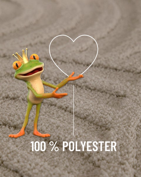 Kennzeichnung für 100 Prozent Polyester mit einer Froschfigur mit Krone und einem Herz auf einem Teppichboden.