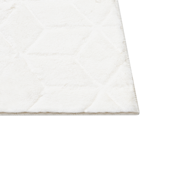 Detailansicht eines weißen Teppichs mit geometrischem Muster