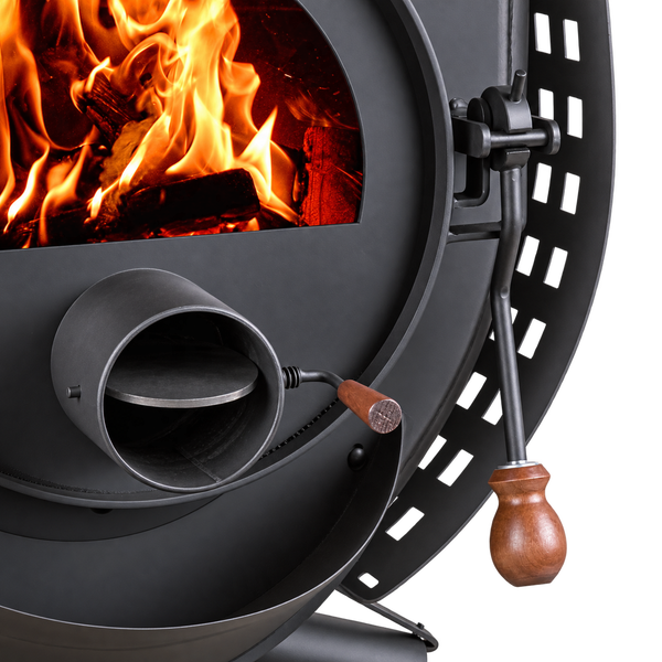 Detailansicht eines Kaminofens mit brennendem Feuer im Feuerraum, Bedienhebeln mit Holzgriffen und Luftzufuhrregler.
