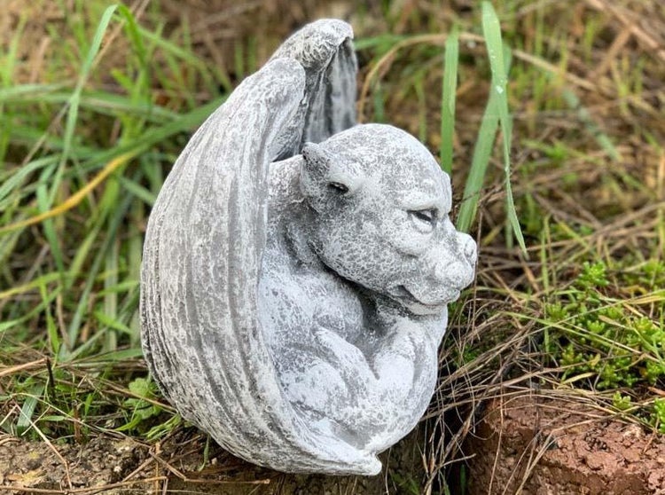 Wetterfeste Steinguss Gartenfigur als schlafender Wasserspeier mit Flügeln für die Dekoration im Außenbereich