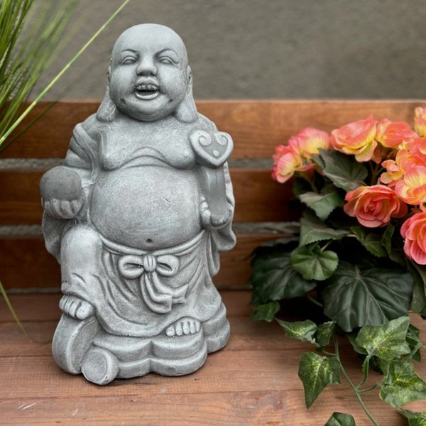 Steinfigur lachender Buddha als dekorative Gartenfigur aus witterungsbeständigem Material