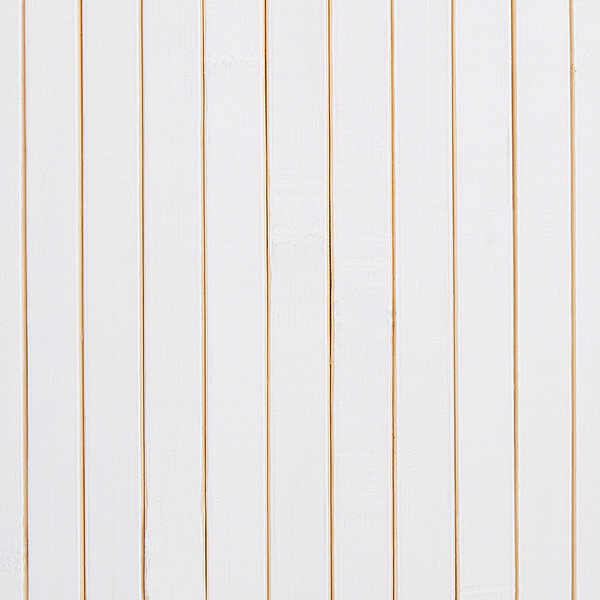 Säulenzypressen in orangefarbenen Töpfen mit Bambusstützen auf dem gepflasterten Außengelände eines Gartencenters.