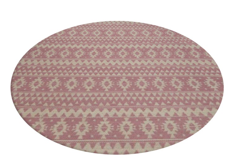 Runder Teppich mit geometrischem Muster aus Rauten und Dreiecken in Rosa und Beige.