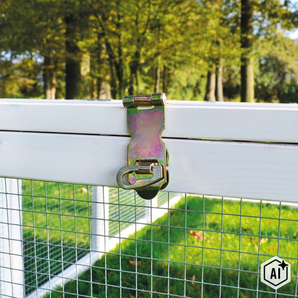 Metallverschluss an einem Gehege für Kleintiere mit Holzrahmen und Drahtgitter