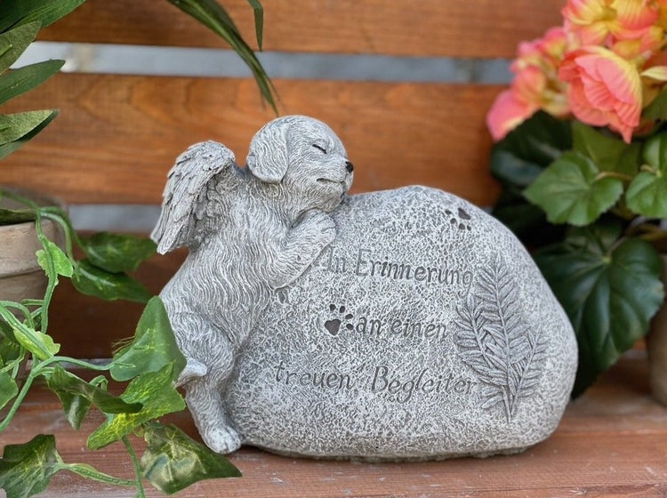 Grabschmuck Hund mit Engelsflügeln auf einem Gedenkstein mit Inschrift In Erinnerung an einen treuen Begleiter aus wetterfestem Kunststein