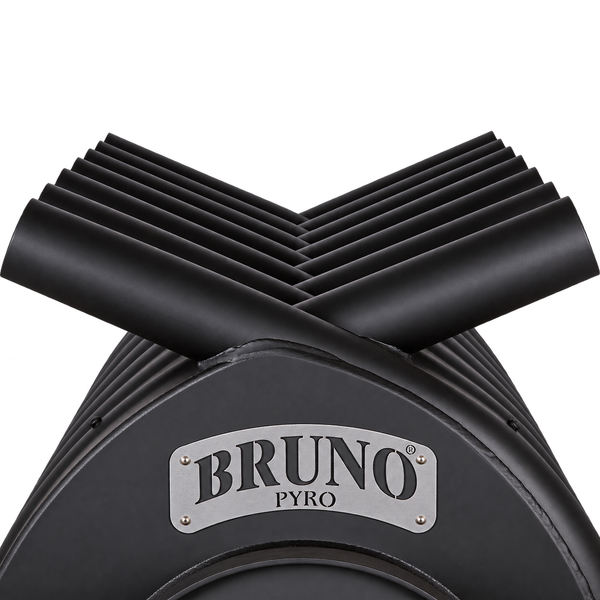 Detailansicht eines Bruno Pyro Kaminofens mit markanten, sich kreuzenden Konvektionsrohren und Metalllogo auf der Vorderseite.