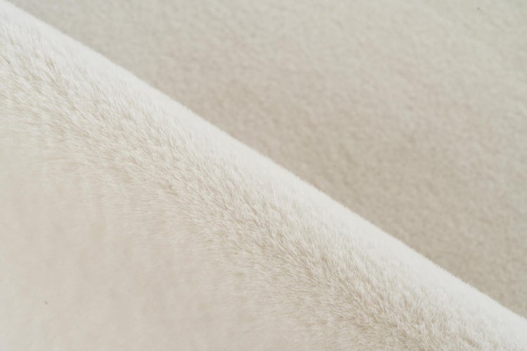 Nahaufnahme eines weichen Hochflor-Teppichs.