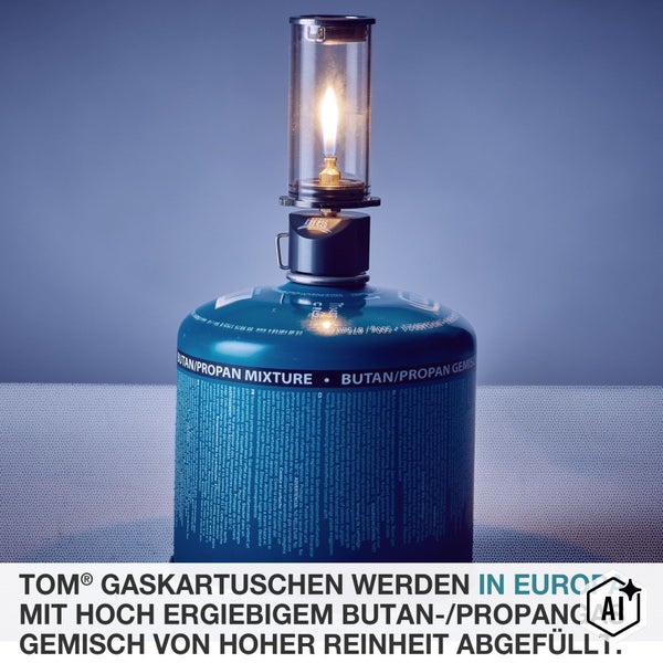 Campinglampe mit brennender Flamme auf einer Butan-Propan-Gaskartusche.