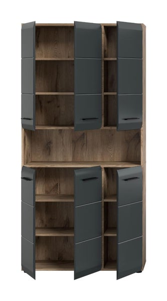 Hochschrank mit Holzdekor und grauen Fronten mit Rillen, sechs geöffnete Türen mit schwarzen Griffen, Innenfächer sichtbar.