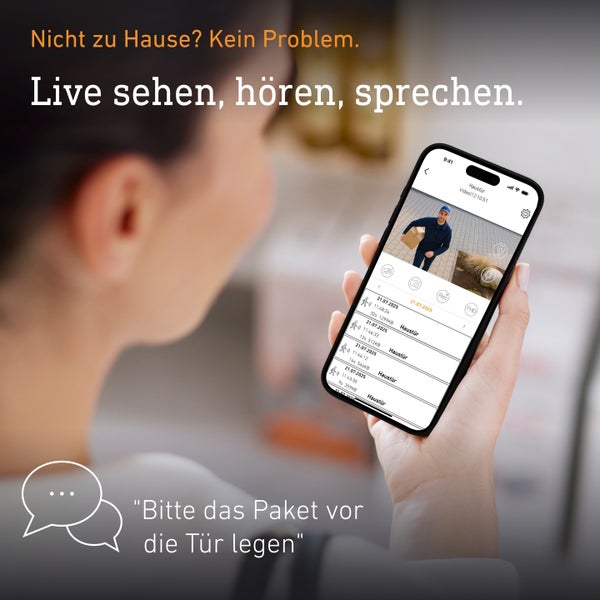 Eine Person nutzt eine Smartphone App zur Steuerung einer intelligenten Türklingel mit Videofunktion, um einen Paketboten live zu sehen.