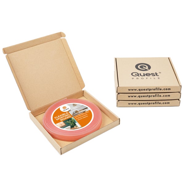 Flexible Sockelleiste in offener Kartonverpackung, daneben drei geschlossene Kartons mit Firmenlogo