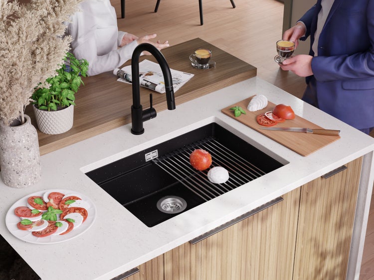 Küchenszene mit Spüle, Armatur, Lebensmitteln und dekorativen Elementen auf einer Küchentheke.