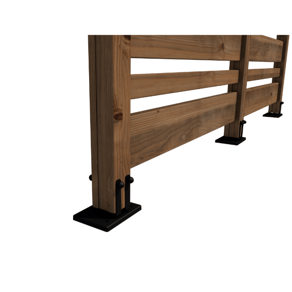 Holzgeländer mit schwarzen Pfostenträgern aus Metall für Balkon oder Terrasse.