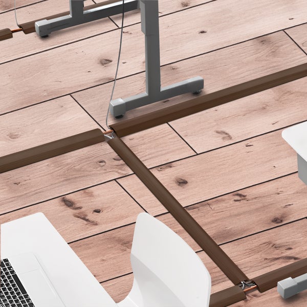 Büro mit Kabelkanal-System zur Verlegung von Stromkabeln