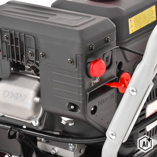 Detailansicht eines OHV Benzinmotors mit Bedienelementen und Sicherheitshinweisen für ein Schneefräse oder Gartengerät