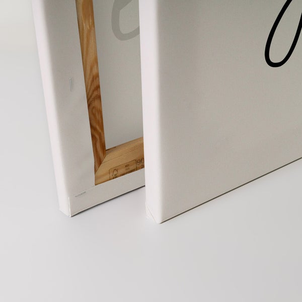 Detailansicht zweier Leinwandbilder mit Holzrahmen