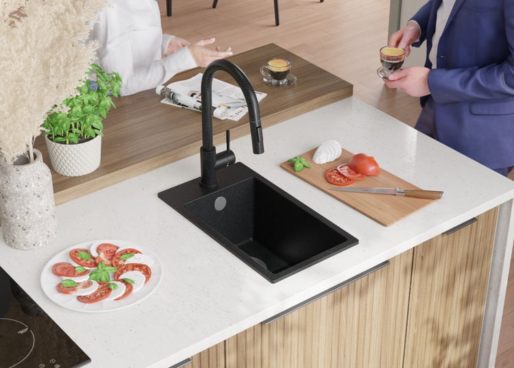 Küchenszene mit Spüle, Armatur und Lebensmitteln auf einer Arbeitsplatte.