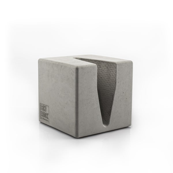 Fahrradständer aus Beton in Würfelform mit Aussparung
