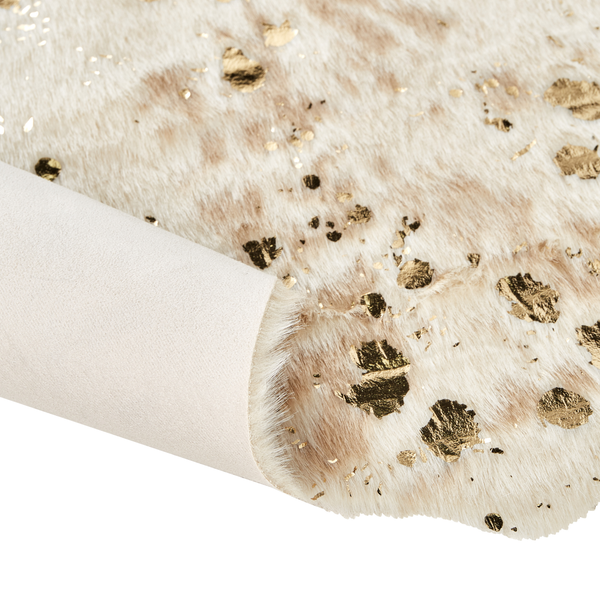 Kunstfellteppich in Kuhfelloptik mit goldfarbenem Metallic-Druck und glatter Rückseite.