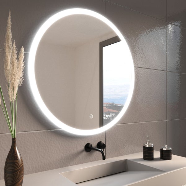 Runder LED Badezimmerspiegel mit integrierter Beleuchtung und Touch Schalter über einem Waschbecken in modernem Badezimmer.