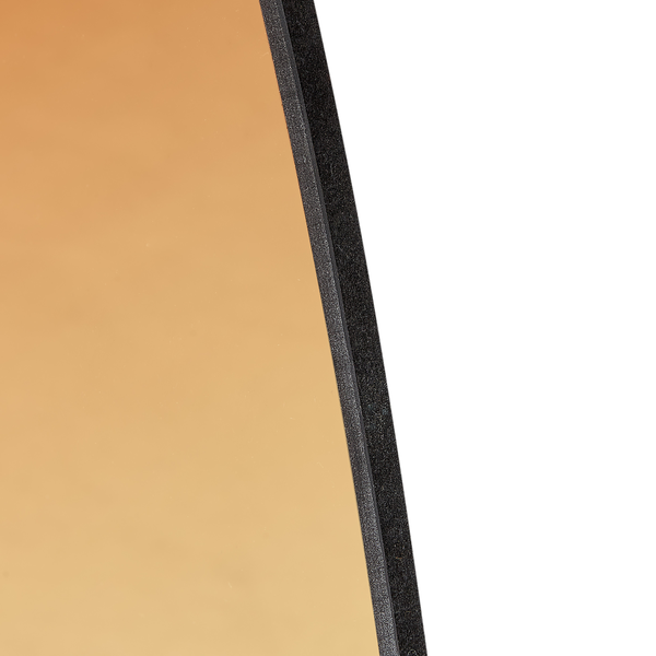 Detailaufnahme eines Spiegels mit schwarzem Rahmen