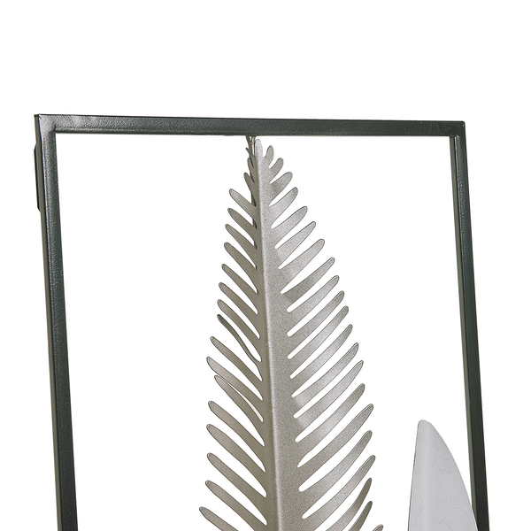 Dekorative Wanddekoration mit Blattmotiv und Metallrahmen