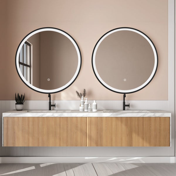 Modernes Badezimmer mit Doppelwaschtisch, geriffeltem Holzunterschrank, Marmorplatte, zwei runden LED Spiegeln und schwarzen Armaturen.
