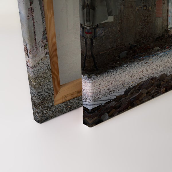 Leinwanddruck auf einem stabilen Holzrahmen mit einem Motiv von einer verfallenen Mauer und Trümmern.