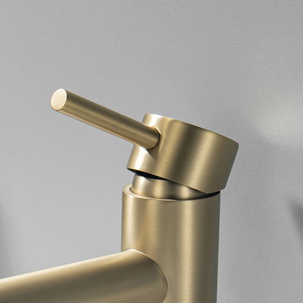 Detailansicht eines modernen Einhebelmischers für das Waschbecken mit gebürsteter Oberfläche.