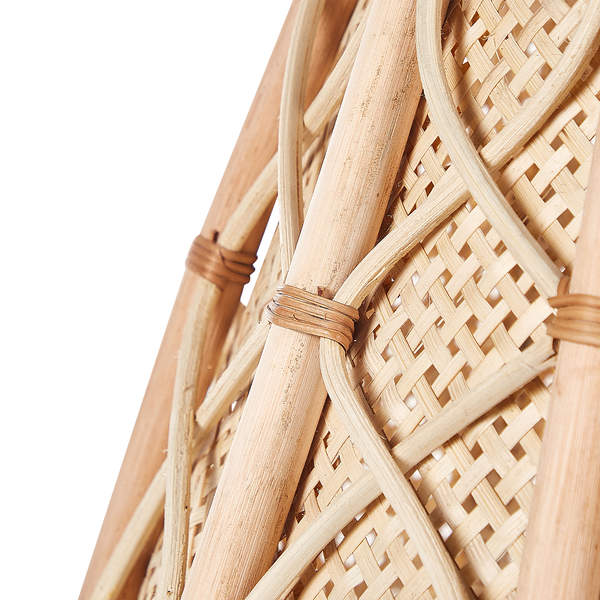 Detailansicht eines Möbelstücks aus Rattan mit geflochtenem Design