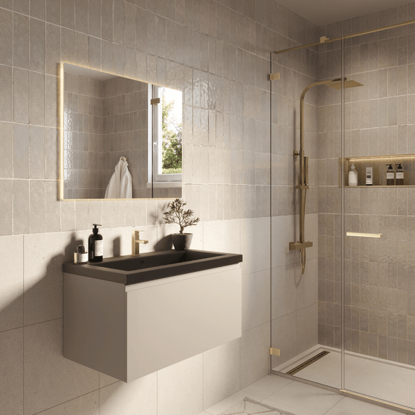 Modernes, helles Badezimmer mit LED-Spiegel, wandhängendem Waschbeckenunterschrank, goldener Armatur und begehbarer Dusche mit goldenen Details.
