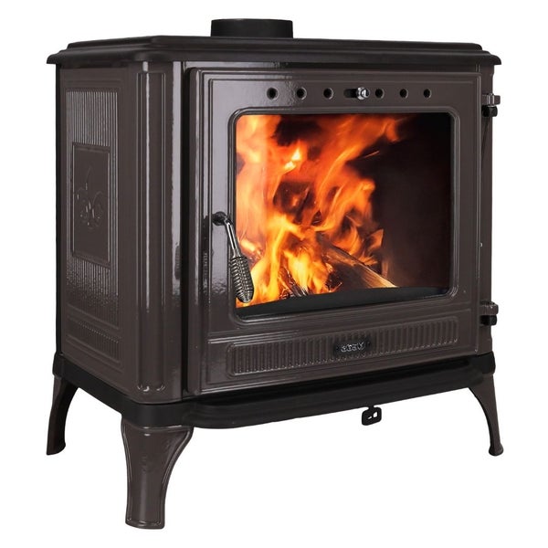 Kaminofen aus Gusseisen mit brennendem Holzfeuer, großer Sichtscheibe und dekorativen Verzierungen an den Seiten.