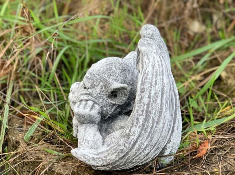 Steinfigur Wasserspeier sitzend mit Flügeln als Gartendekoration für den Außenbereich